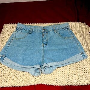 These are shorts from the brand JEANS size medium and the color is light blue.